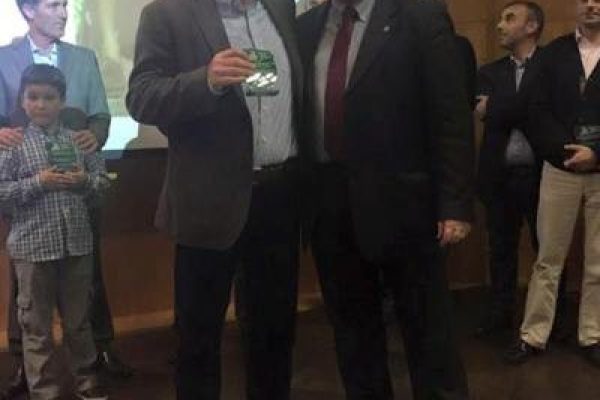 Prof. José Nunes com Prof. Rogério Bacalhau, presidente do Municipio de Faro a receber o prémio de clube do ano de 2015